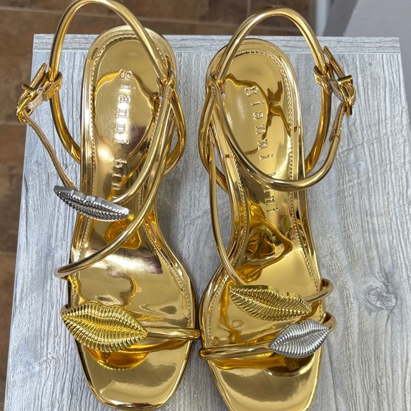 Gianni Bini Strappy Gold Sandals Metallic Lips Detail - Picture 2 of 4